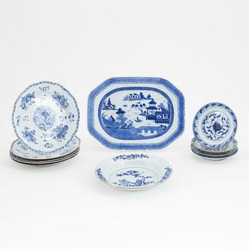 Parti porslin, 7 delar, Kina, Qingdynastin, Qianlong (1736-95) samt fat, 4 st, sen Qingdynasti, 1800-tal.