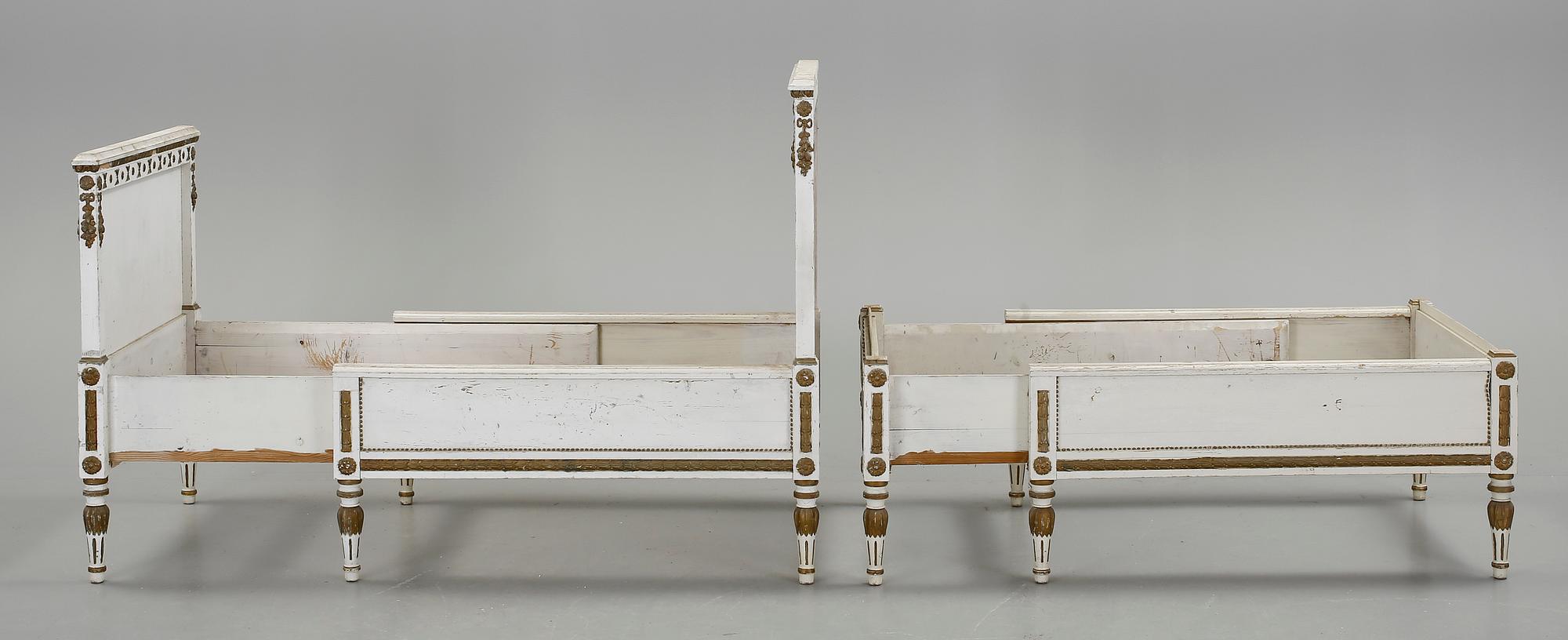 SÄNGAR OCH SÄNGBORD, 3 delar, gustaviansk stil, 1900-tal.