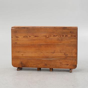 A pine gate-leg table, 19th Century.