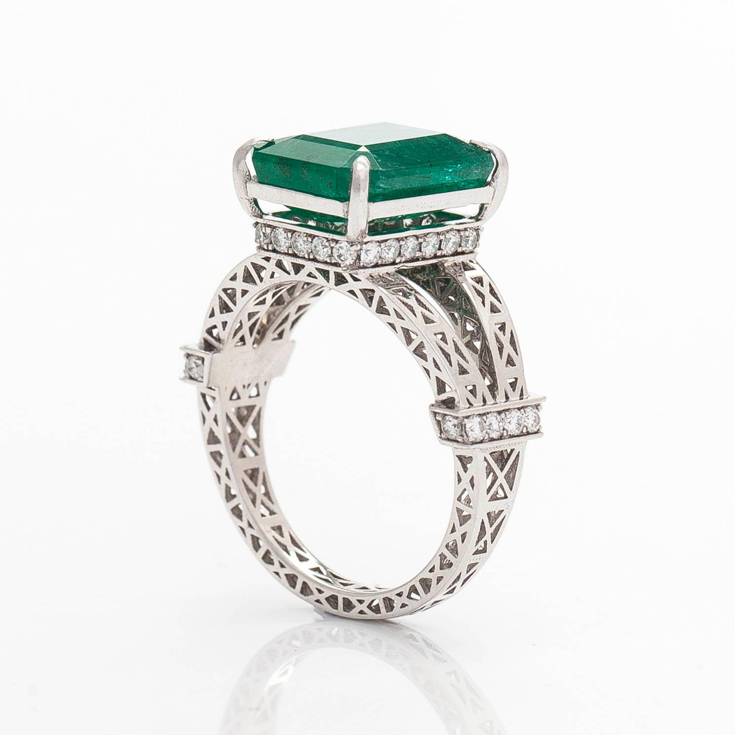 Ring, 14K vitguld, med smaragdslipad smaragd samt diamaner. IGI sertifikat medföljer.