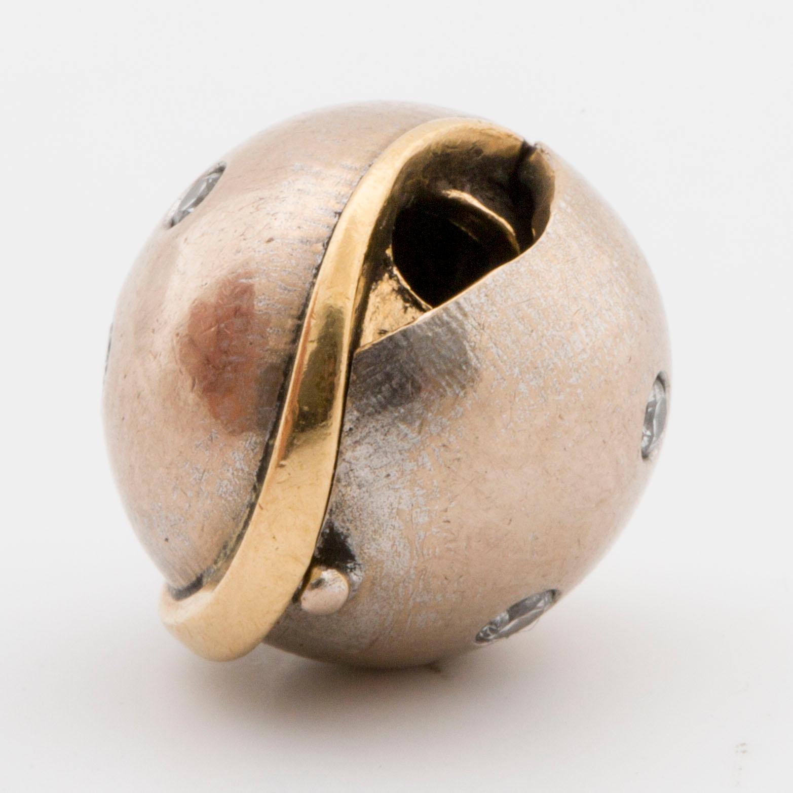 OLE LYNGGAARD, bead clasp with brilliant-cut diamonds ca 0.10 cts.