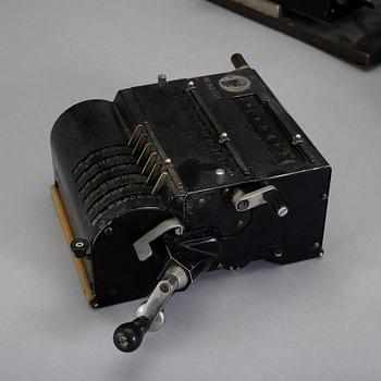 RÄKNEMASKINER, 3 st, tidigt 1900-tal.