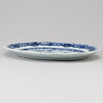 A blue and white serving dish, Qing dynasty, Qianlong (1736-95).