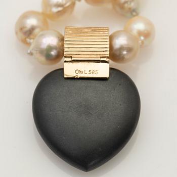 Ole Lynggaard, hänge, 14K guld med sten och diamant samt pärlcollier.