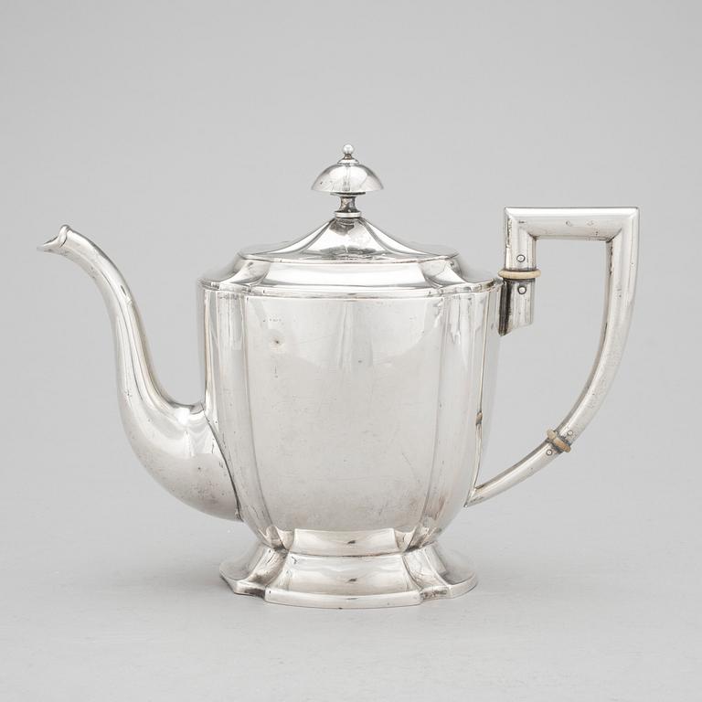 TEKANNA, silver. Karl Andersson, Stockholm, möjligen 1917. Vikt ca 549 gram.