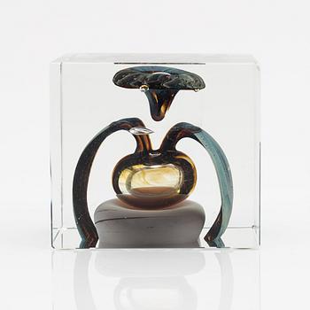 Oiva Toikka, a glass cube, signed Oiva Toikka Nuutajärvi 1977 and numbered 165/2000.