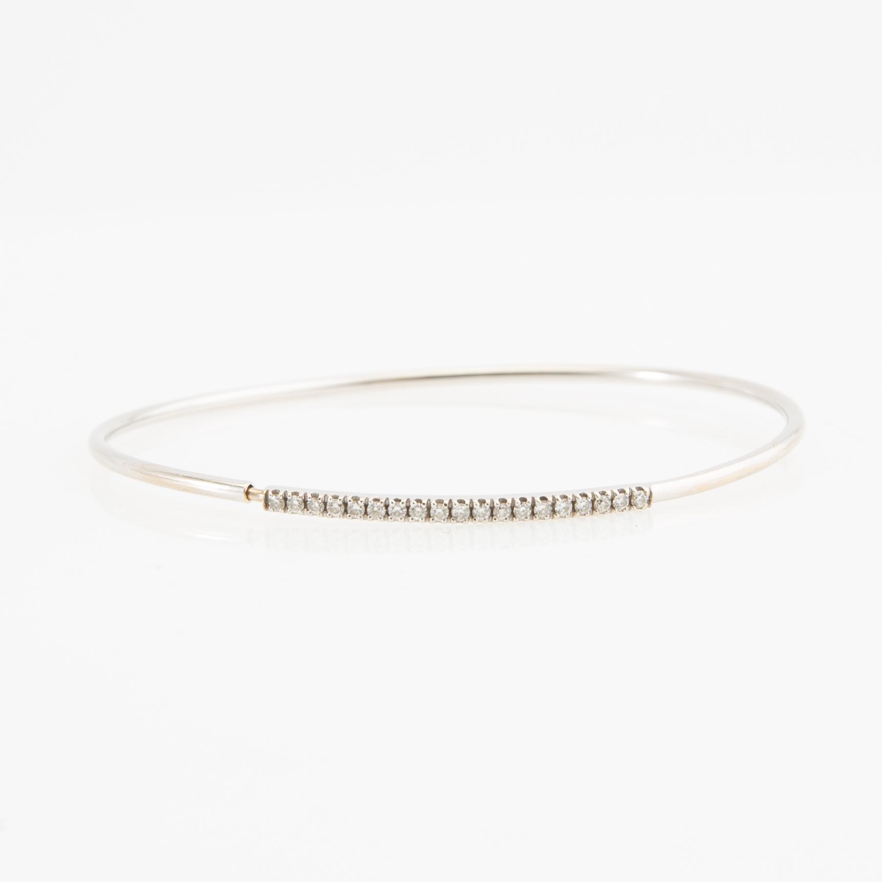 Armring, 18K vitguld med runda briljantslipade diamanter.