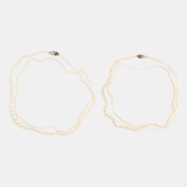WA Bolin två collier odlade pärlor lås 18K vitguld med runda briljantslipade diamanter och rubiner.