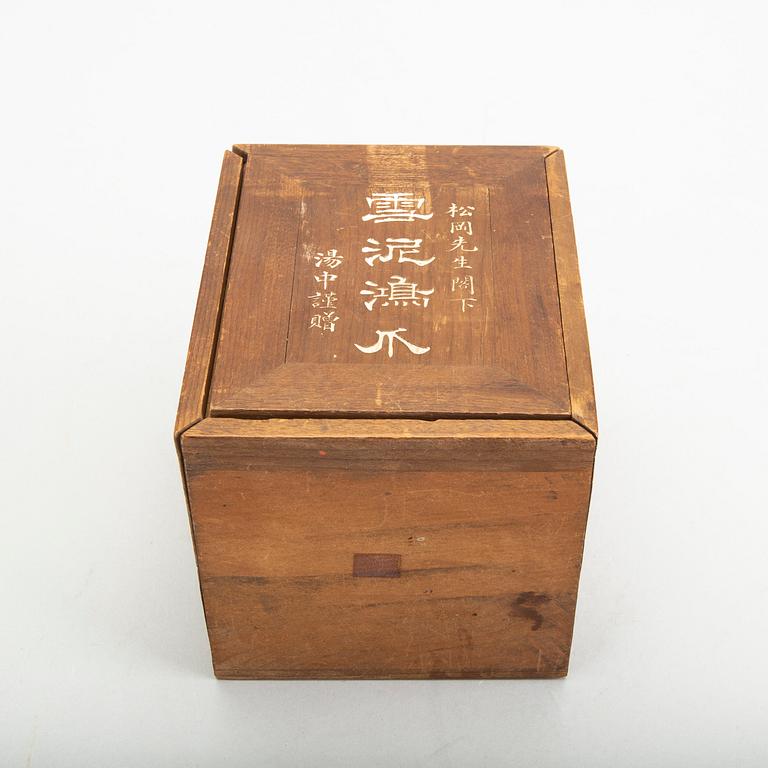 A Chinese porcelain Kangxi style 20th century box with lid.