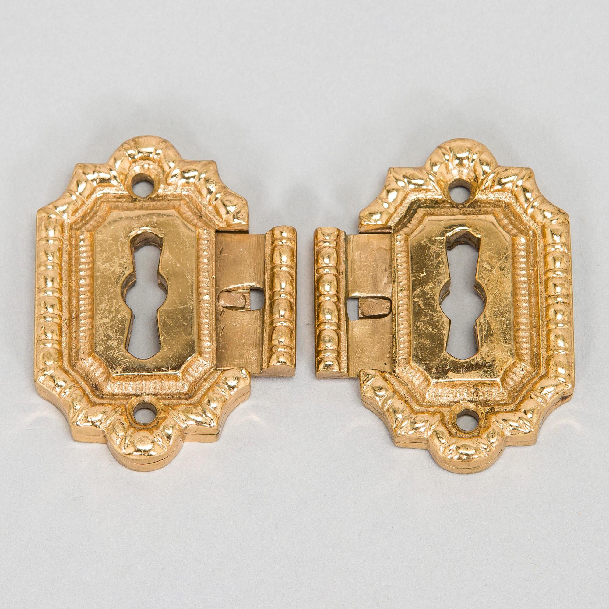 Pair of late 19th/early 20th Century door handles and keyhole fittings.
