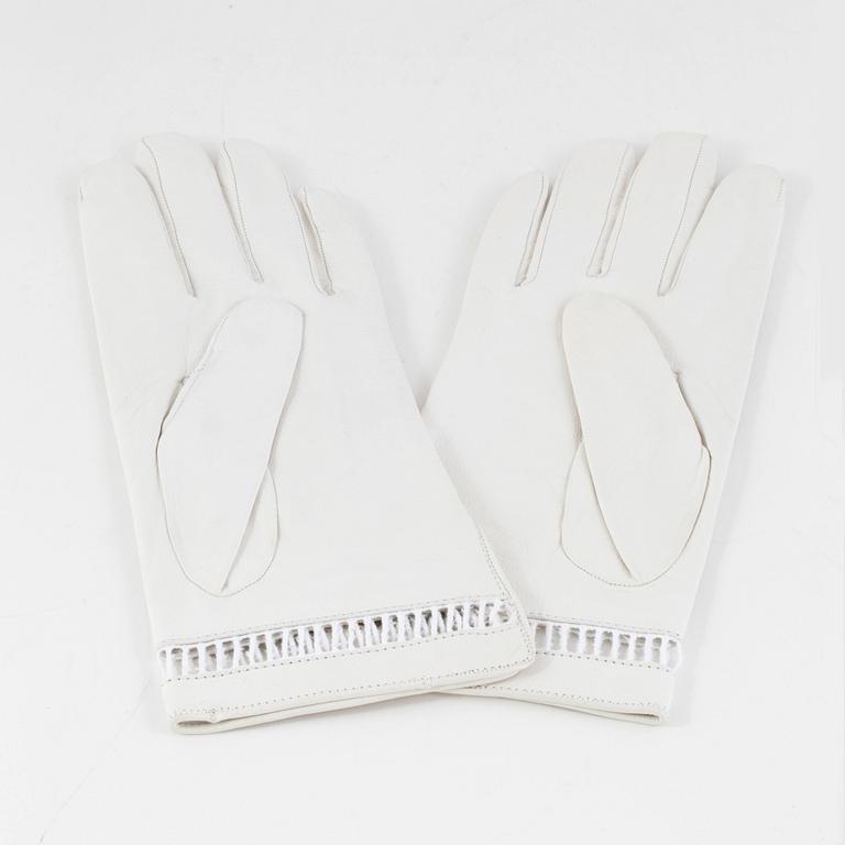 CHRISTIAN DIOR, a pair of white leather gloves, size 7.
