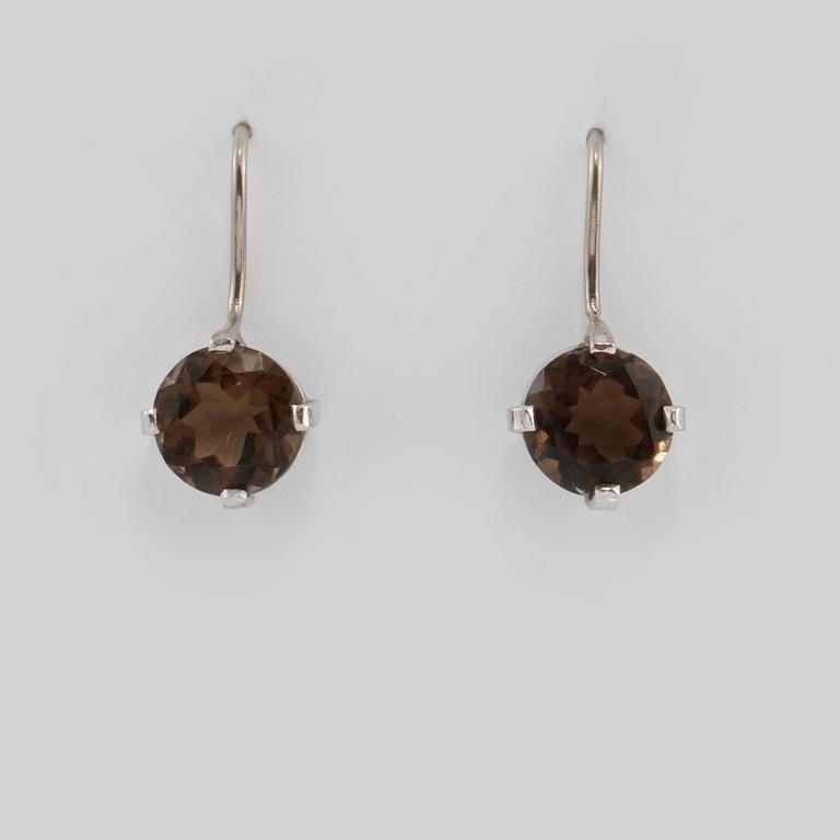 ÖRHÄNGEN, 18K vitguld med fasettslipad rökkvarts. Vikt 3,7 gram.