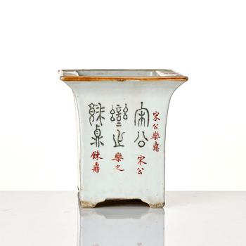 A Chinese famille rose flower pot, early 20th century.