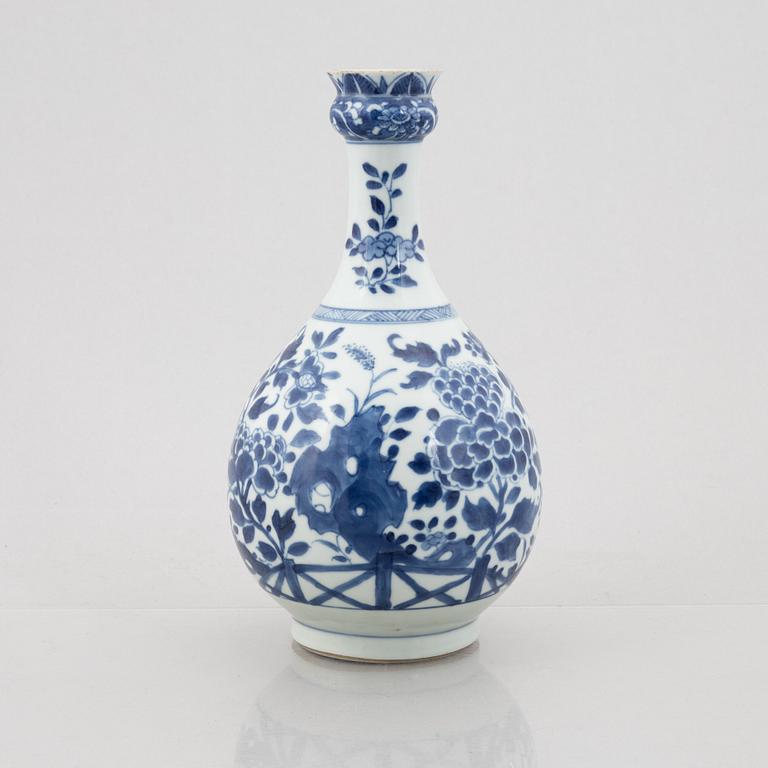 A blue and white porcelain vase, China, Qingdynasty, 19th century.