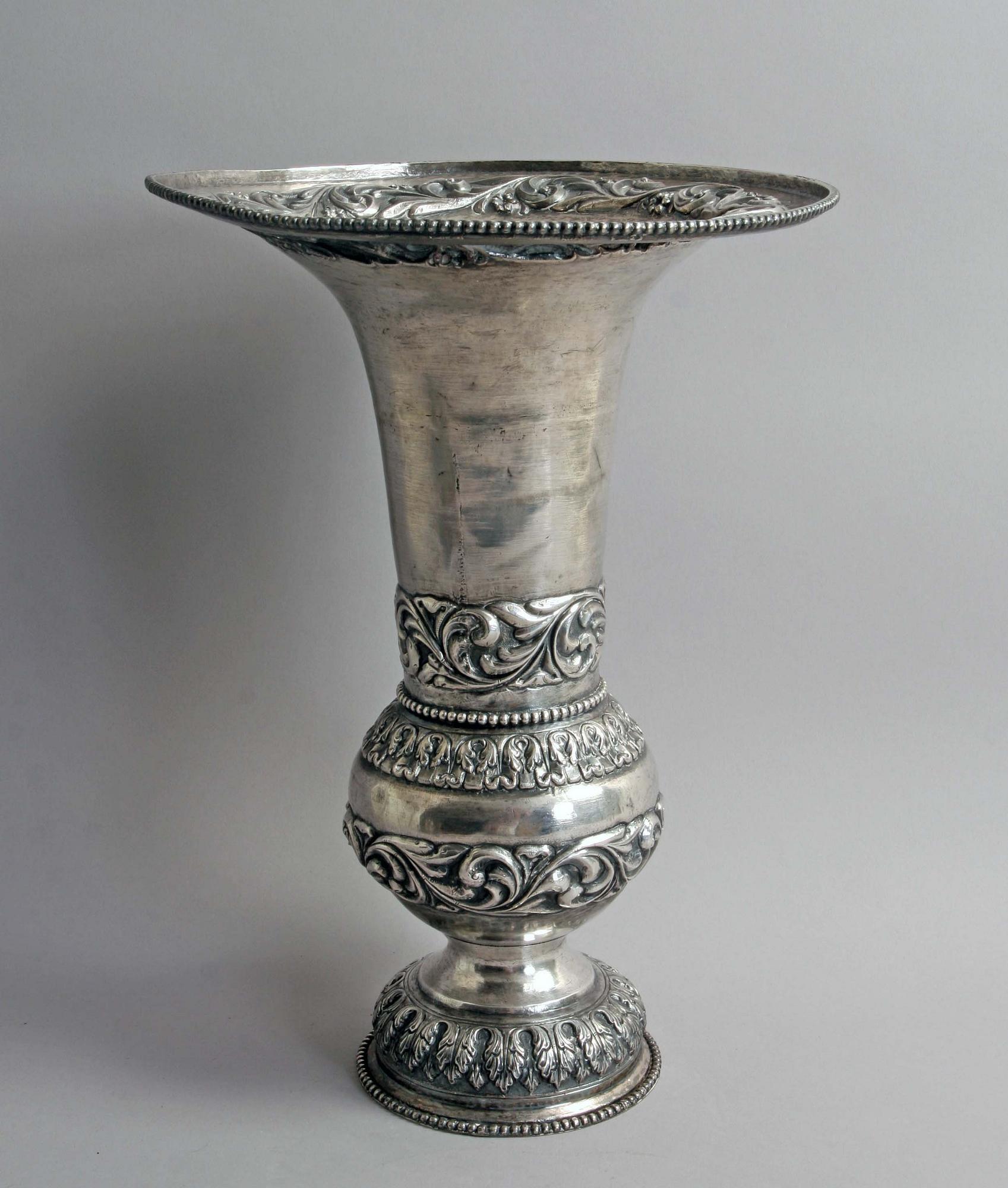 VAS, troligen silver, orientalisk.