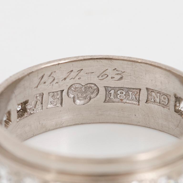 18K gold and brilliant-cut diamond ring.