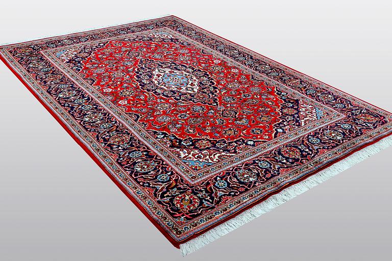 A carpet, Kashan 284 x 195 cm.