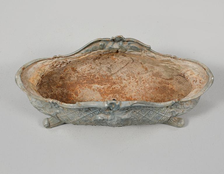 TRÄDGÅRDSURNA, emaljerad metall, rokokostil, 1900-tal.