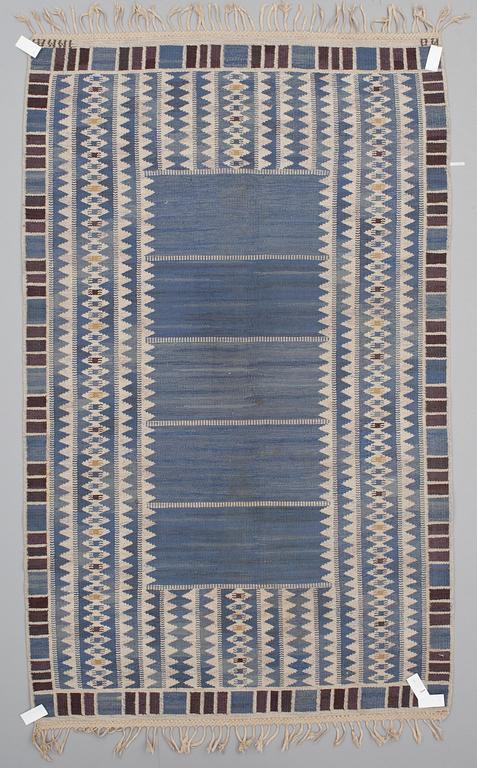 MATTA. "Salerno blå". Rölakan. 252 x 156,5 cm. Signerad AB MMF BN (AB Märta Måås-Fjetterström, Barbro Nilsson).