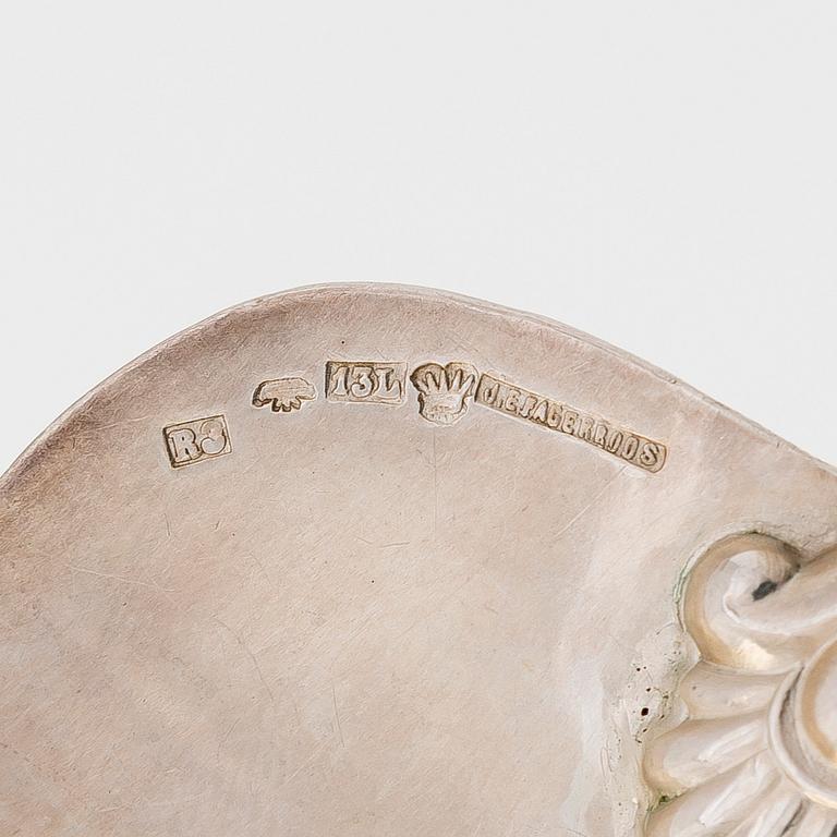 A silver cake server, and a silver platter, silver, J. E. Fagerroos, Helsinki 1874 and Kultakeskus, Hämeenlinna 1956.