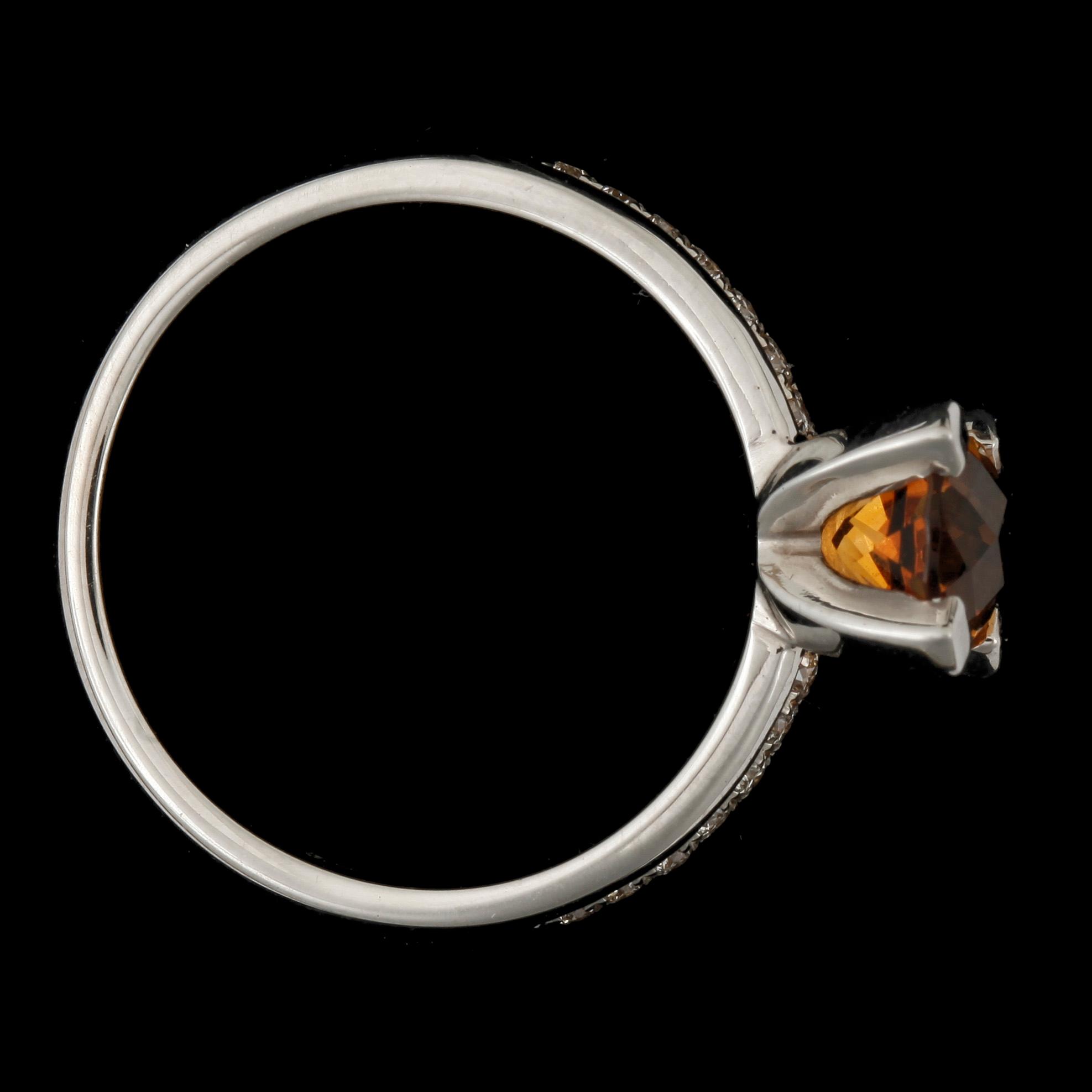 RING, 14k vitguld med citrin ca 0,84 ct samt briljantslipade diamanter tot ca 0,14 ct. Vikt ca 3,74 gram.