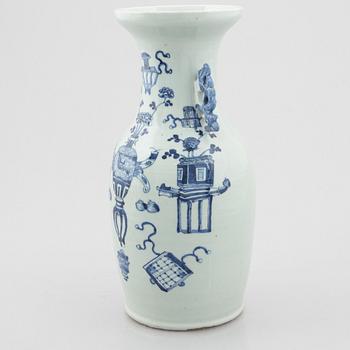 A porcelain vase, China, Qing dynasty, late 19th century.