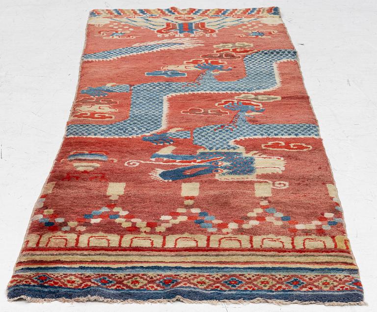 Pelarmatta, antik, Norra Kina, ca 251 x 75 cm.