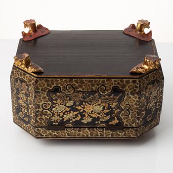 A lacquered box, China, 19th century.