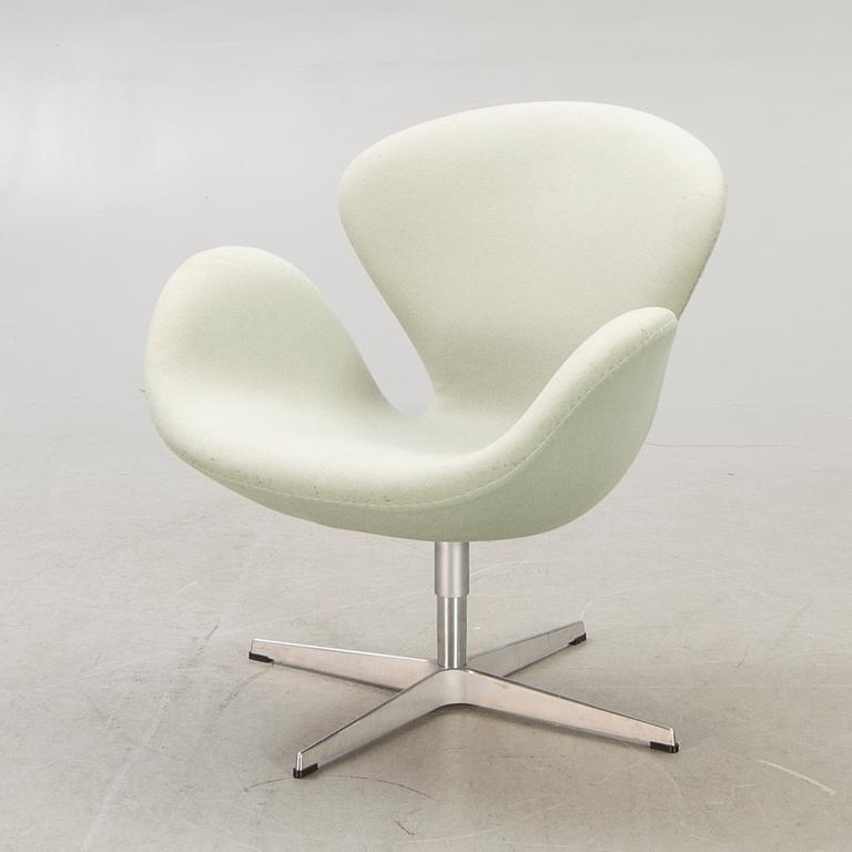 Arne Jacobsen, fåtölj, "Svanen", Fritz Hansen, Danmark, 2007.