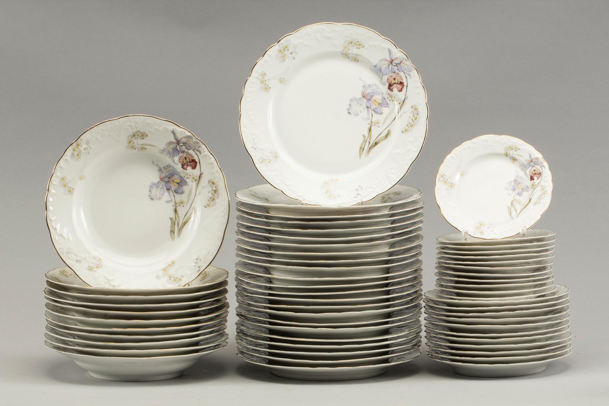 MATSERVIS, 74 delar, porslin, omkring 1900.