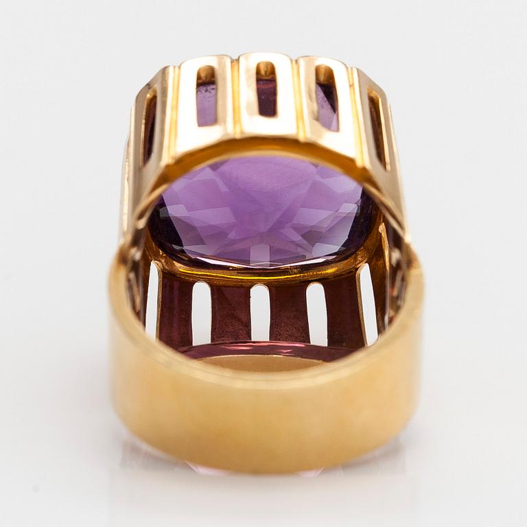 Ring, cocktailring, 18K guld med en ametist. Kultaseppäkoulu, Helsingfors 1964.