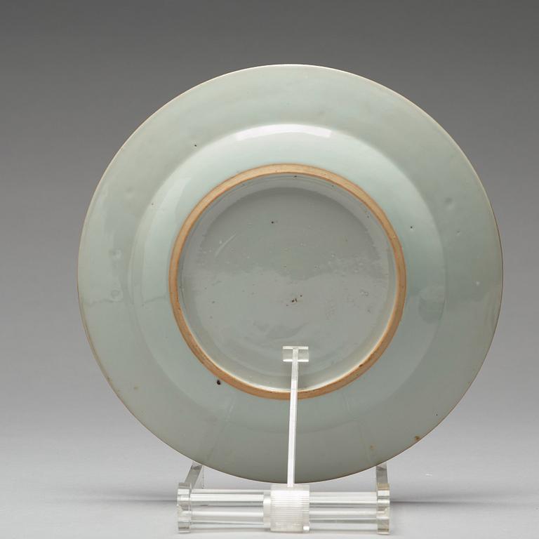 TALLRIKAR, sex stycken, samt FAT, kompaniporslin. Qingdynastin, Qianlong (1736-95).