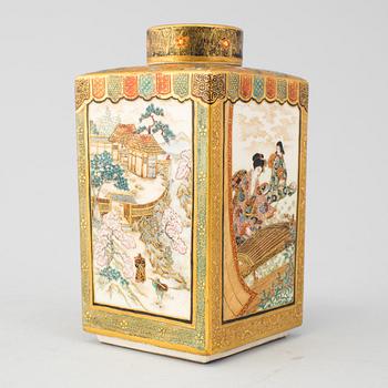 A Japanese Satsuma vase with cover, Meiji period (1868-1912).