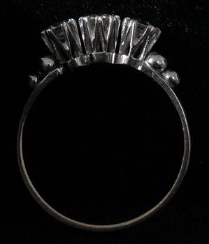 RING, vitguld med tre briljanter.