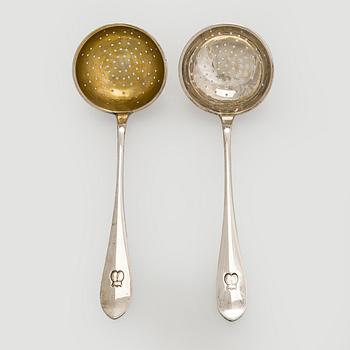 Sokerikkopari, vadit ja sirotinlusikat, hopeaa, JE Torsk, Tukholma 1902.