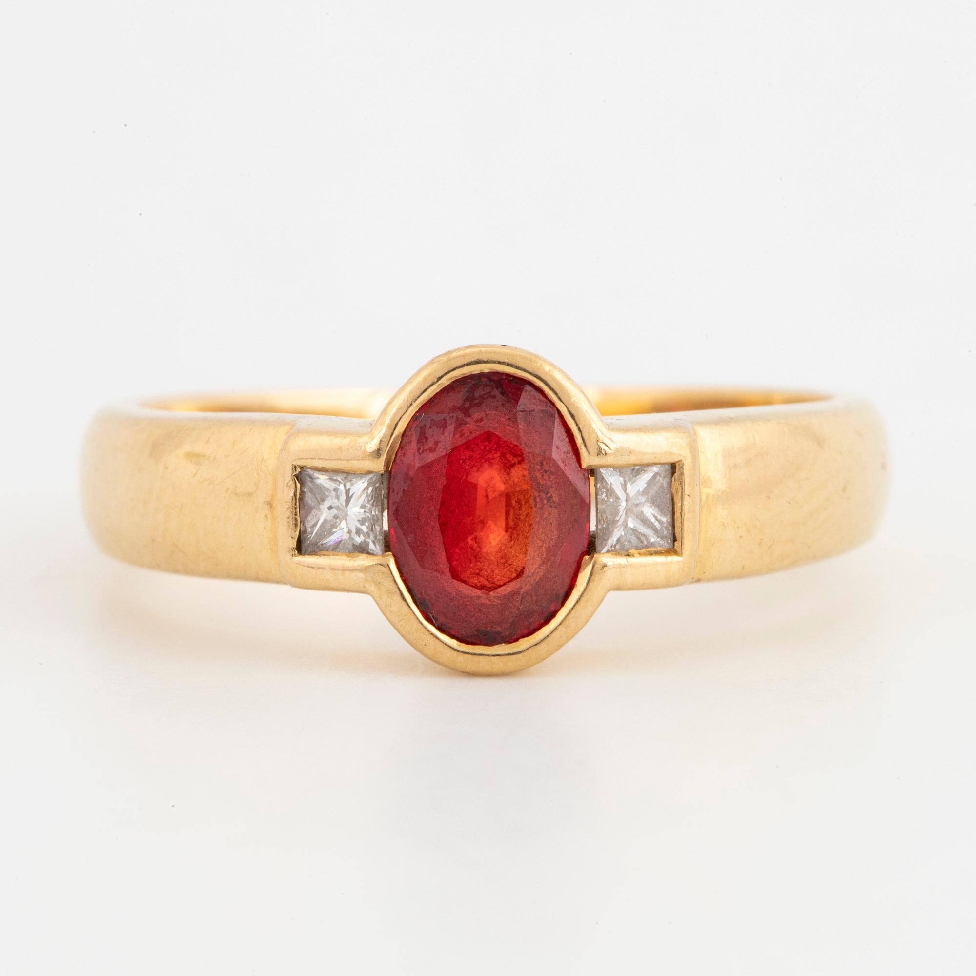18K gold ring.