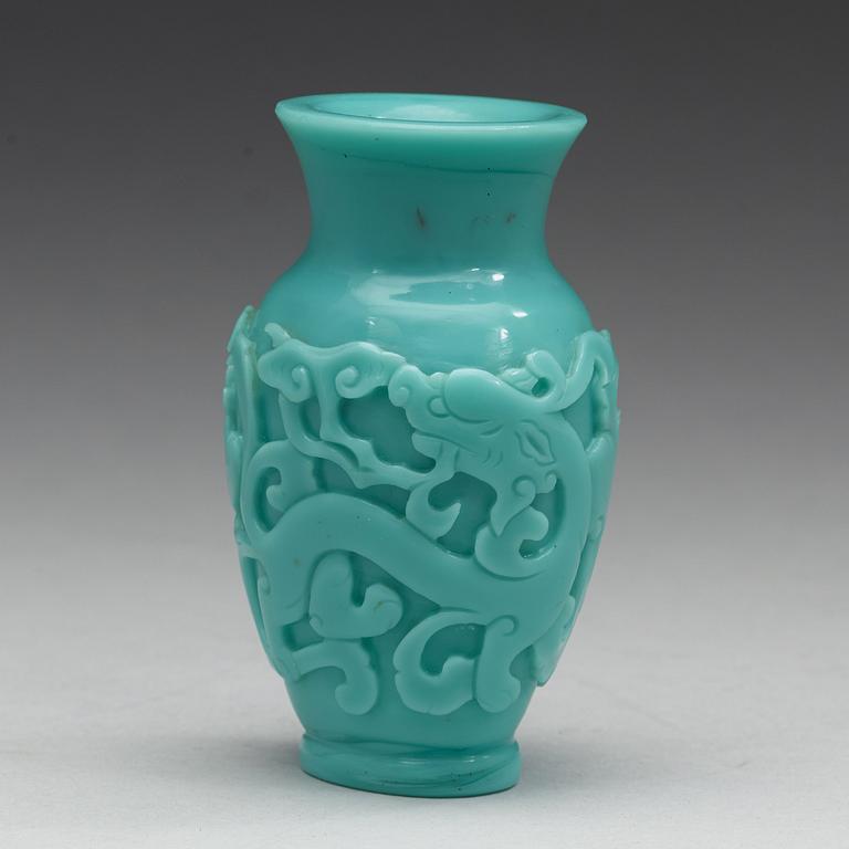 A turkoise green Beijing glass vase, Qing dynasty, 19th Century.