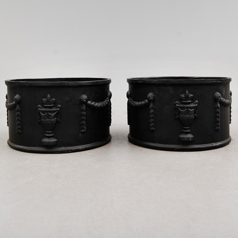 TRÄDGÅRDSURNOR, 1 par, gjutjärn, modern tillverkning.