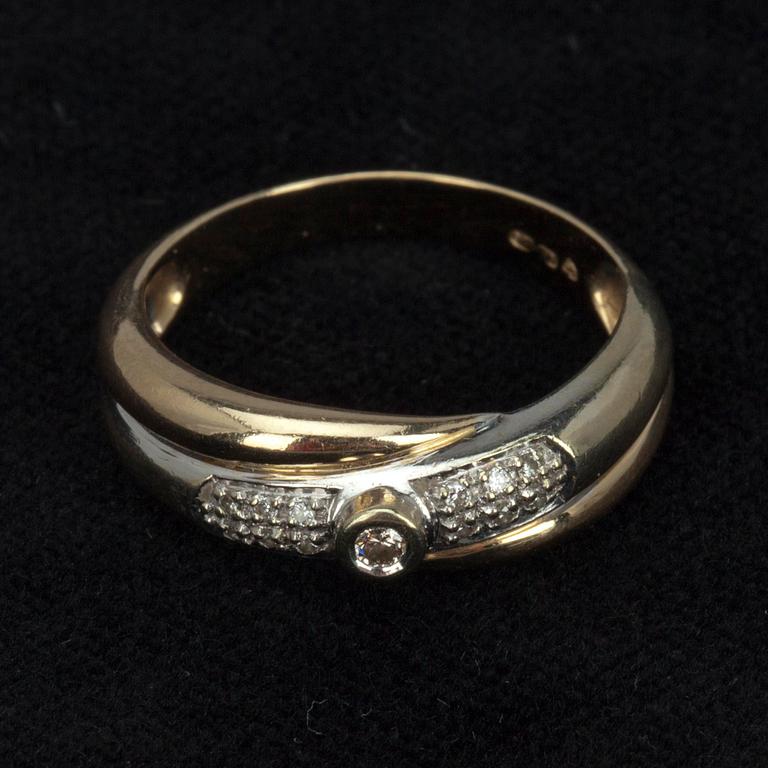 RING, guld 14K, 12 små diamanter samt en större mittsten. 1900-talets slut. Vikt 3,7 g.