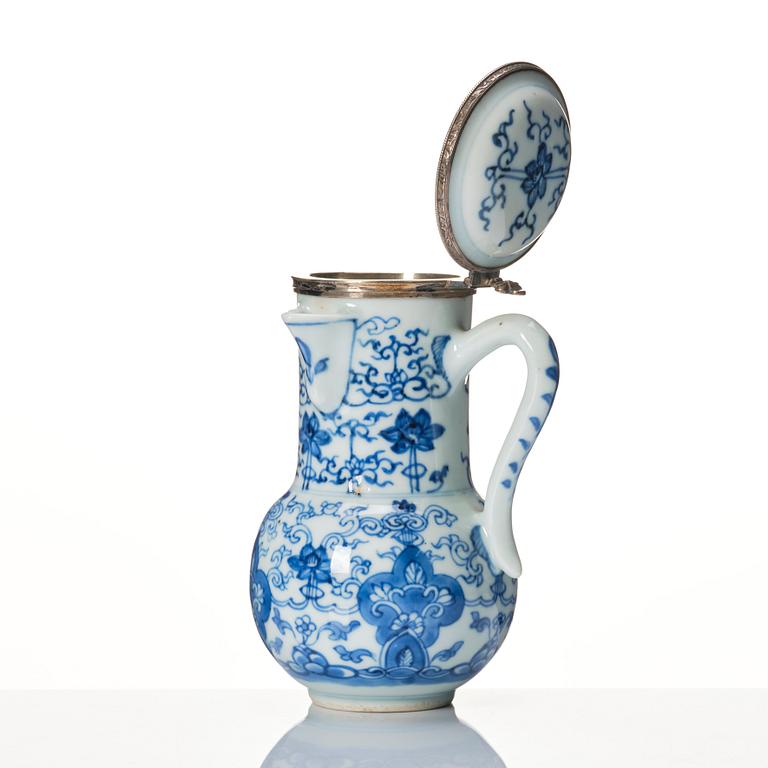Kanna med lock, porslin, silvermonterad. Qingdynastin Kangxi (1662-1722).