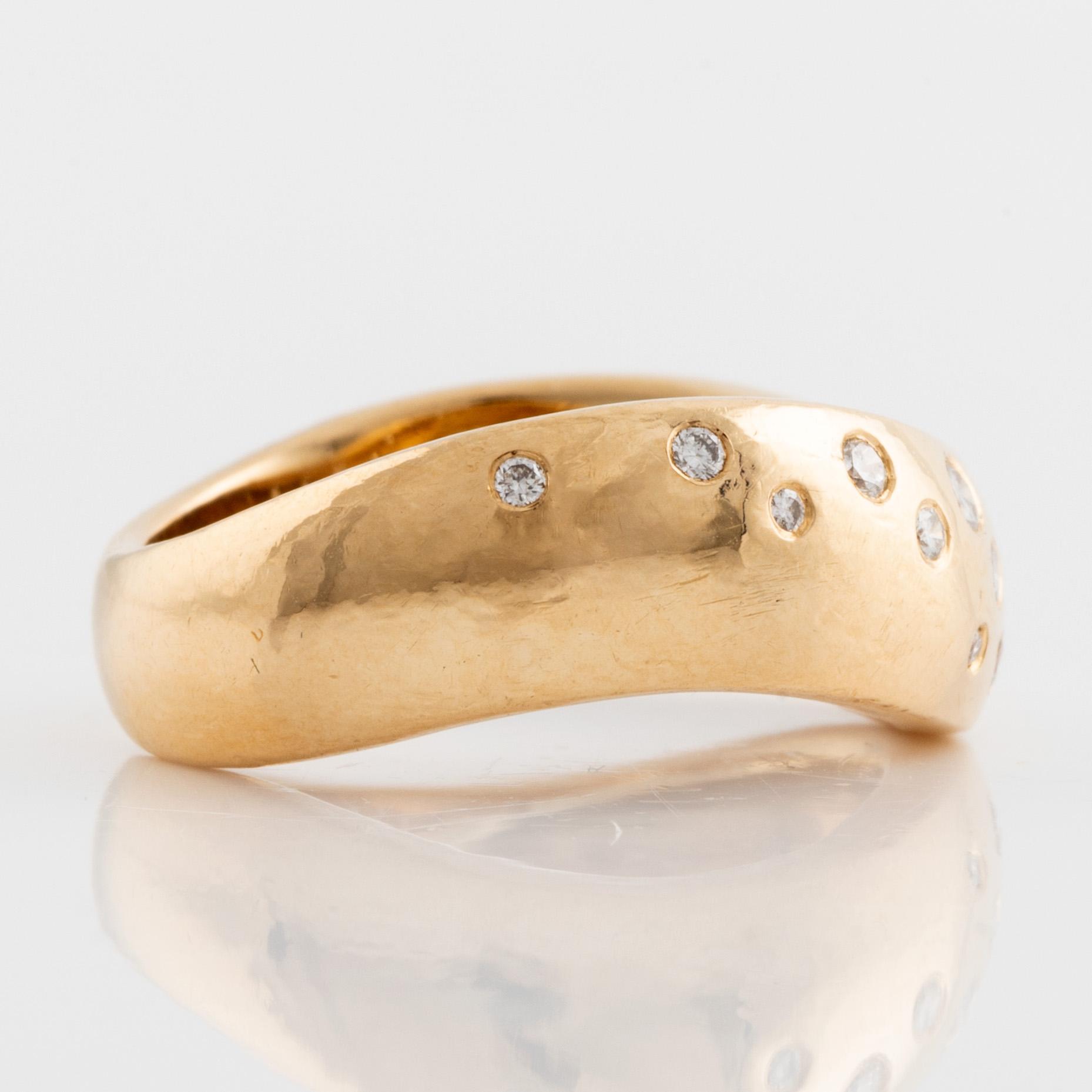 Ring, Engelbert, 18K guld med briljantslipade diamanter.