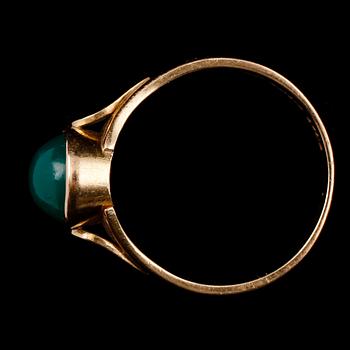 RING, 18k guld med cabochonslipad grön sten, C G Hallberg, 1961. Total vikt ca 5 g.