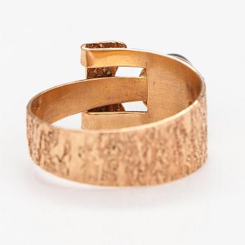 A 14K gold ring with a tiger's eye. Jalosepot Oy, Lahti 1968.