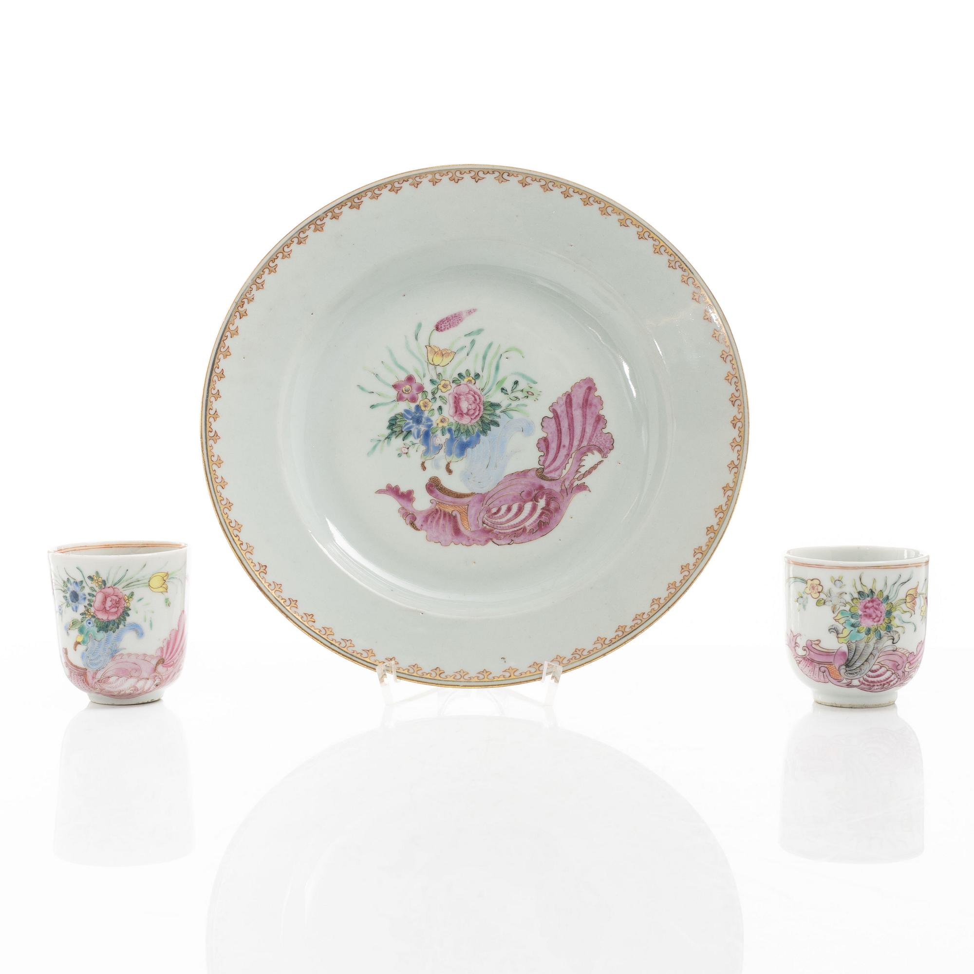 Tallrik och två koppar, porslin, Kina, Qingdynastin, Qianlong (1736-95).