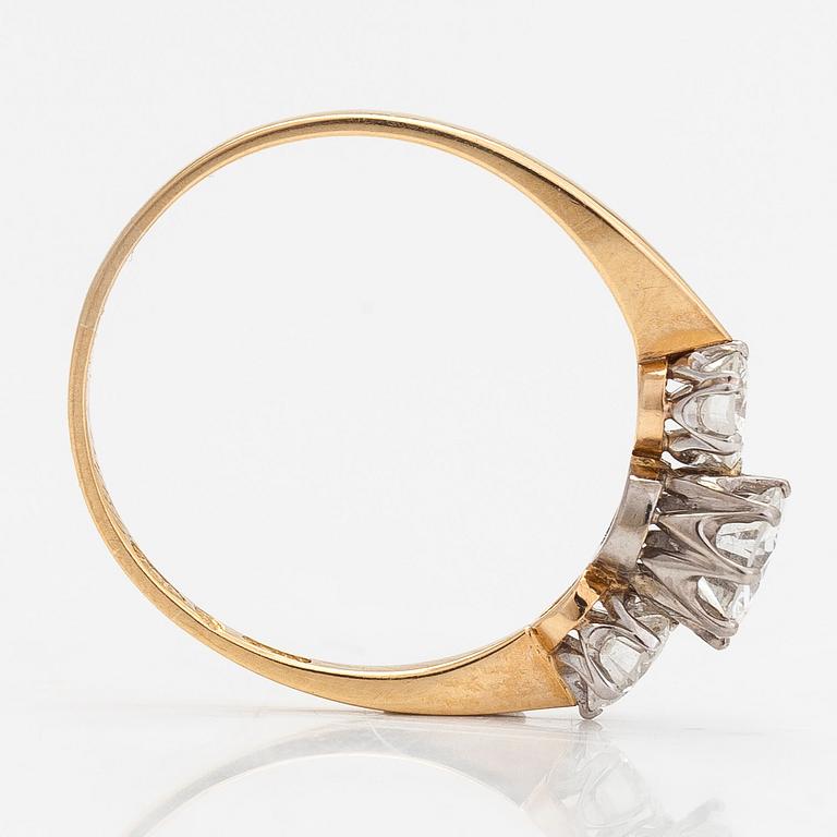 Ring, trestensring,18K guld med briljantslipade diamanter totalt ca 1.10 ct. W.Pettersson, Åbo.