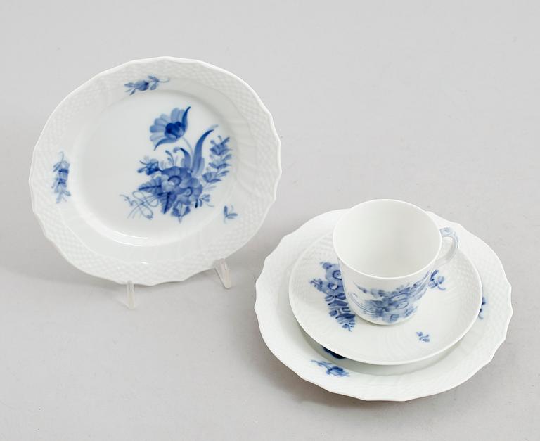 MOCKAKOPPAR MED FAT OCH ASSIETTER, 24 delar, porslin, "Blå Blomst", Royal Copenhagen.