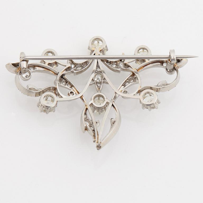 A old- and rose cut diamond brooch. Late 19th- early 20th century.