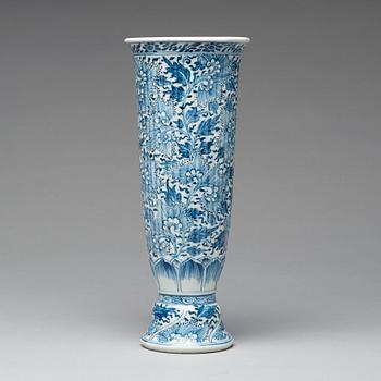 A blue and white vase, Qing dynasty, Kangxi (1662-1722).