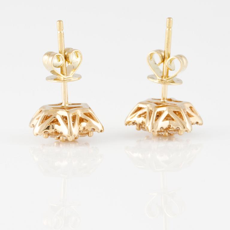 ÖRHÄNGEN, 18K guld med briljantslipade diamanter ca 0.55 ct. Vikt 2,2 gram.