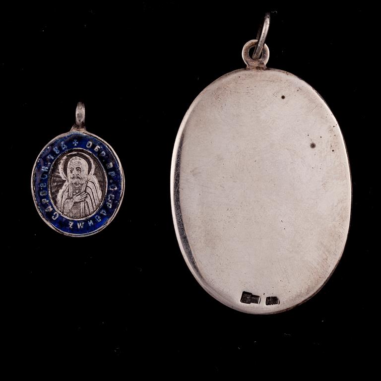 HÄNGE, silver och emalj, Ryssland 1900-talets början samt HÄNGE, silver, otydliga stämplar, Ryssland 1900-talets början.